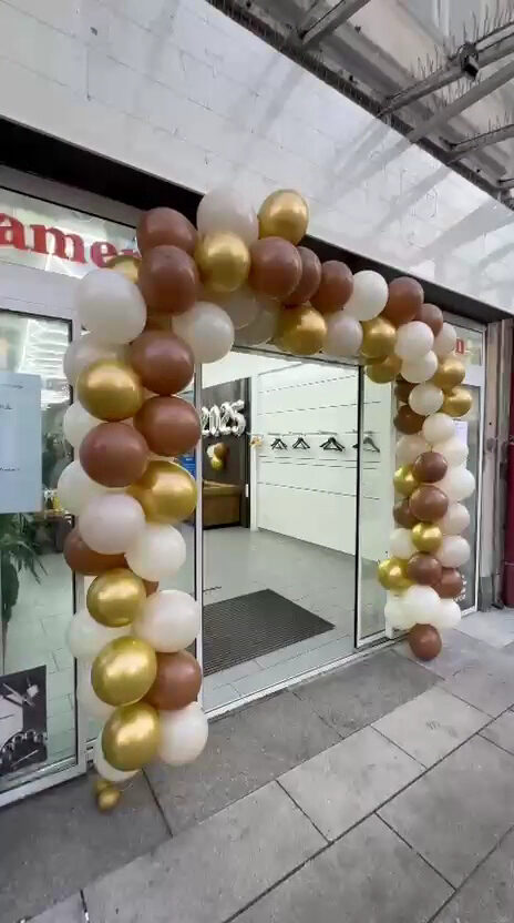 Eröffnungsdekoration mit Ballons in Kupfer, Gold und Creme
