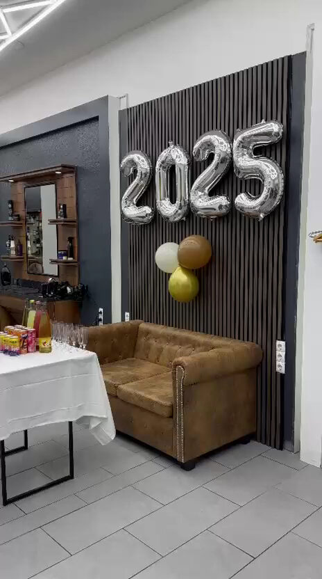Lounge-Ecke mit braunem Chesterfield-Ledersofa